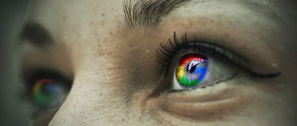 Online Marketing: Frau mit Google Logo in den Augen