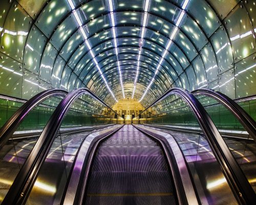 Rolltreppe illuminiert als Symbol für die Digitale Transformation